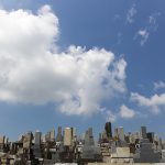 共同墓地と青空